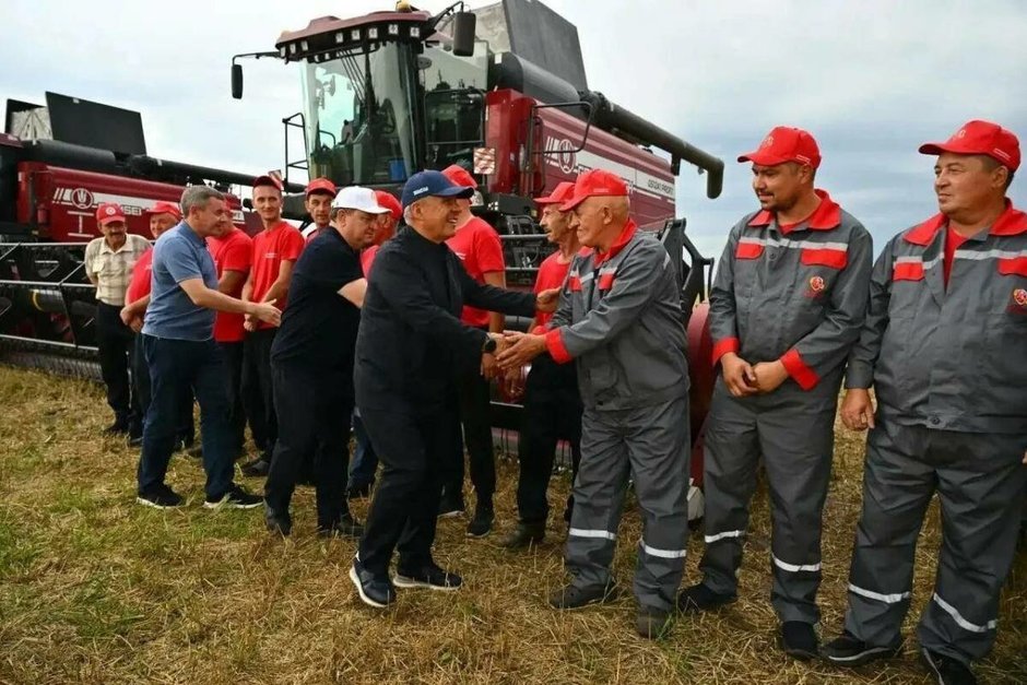 Раис Татарстана оценил ход уборки урожая в Нурлатском районе