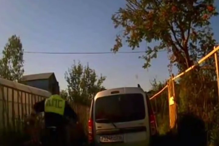В Казани пьяный водитель на Lada устроил погоню и попытался скрыться в СНТ