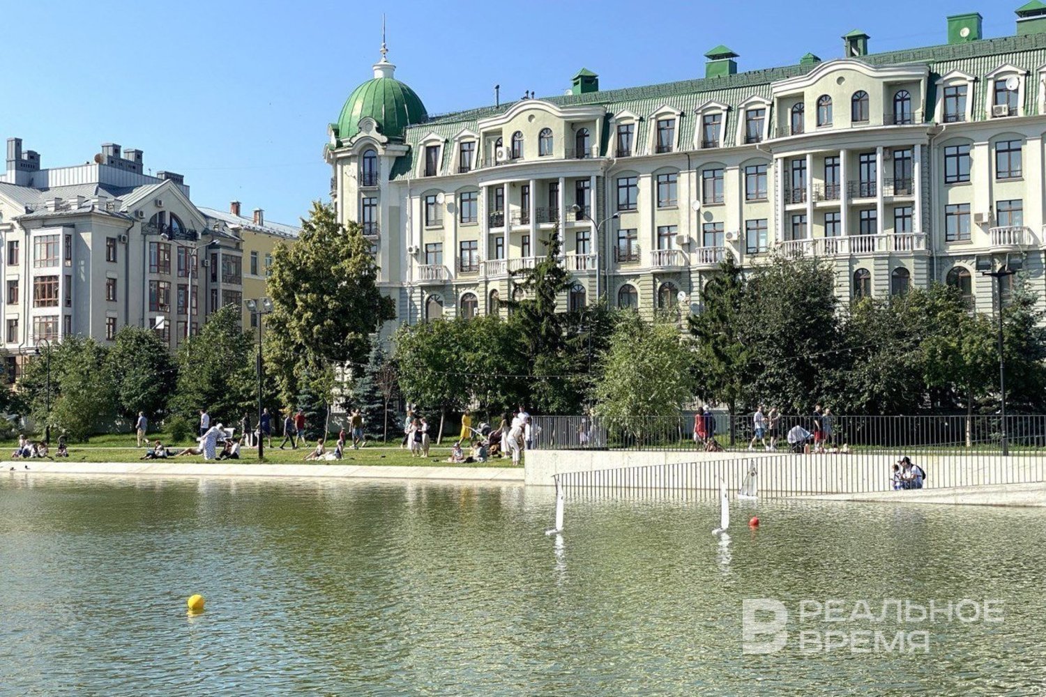 В казанском парке «Черное озеро» начали готовить каток к зиме