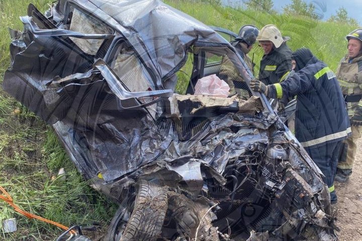 Под Менделеевском столкнулись Opel и Shacman — водитель легковушки погиб