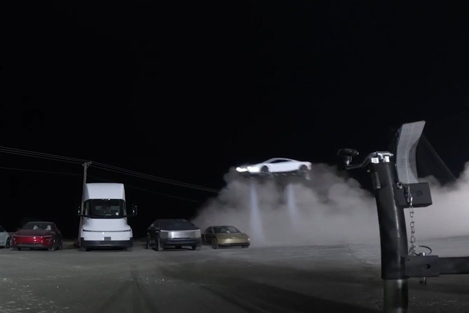 Tesla презентовала летающий автомобиль