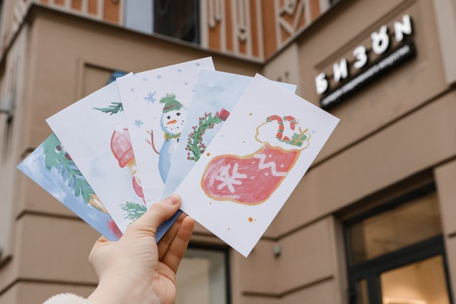 В галерее «БИЗОN» появились уникальные новогодние открытки по эскизам особенных детей
