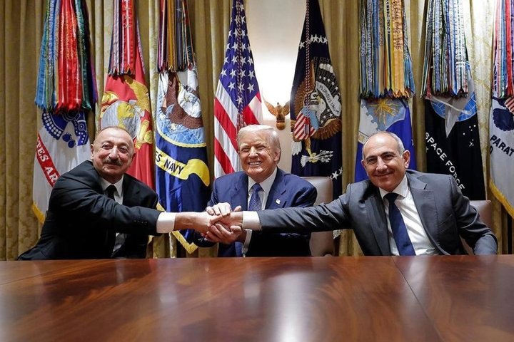 Азербайджан открыл транзит грузов в Армению