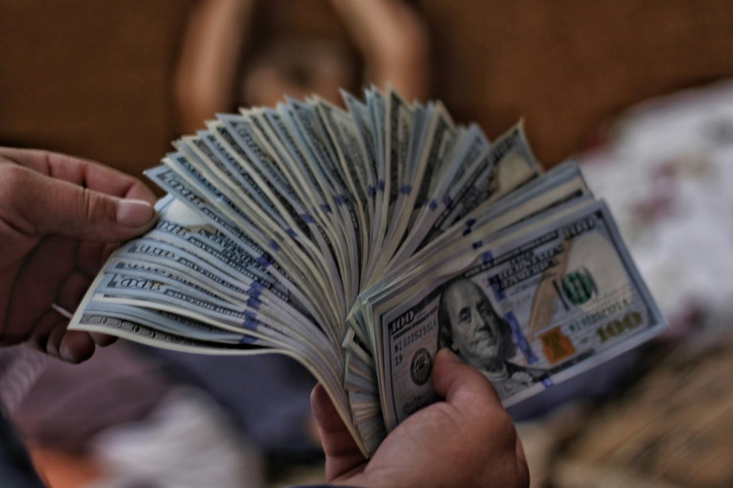 Центробанк снизил курс доллара до 76,63 рубля