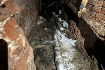 Жители дома в центре Казани пожаловались на затопленный подвал