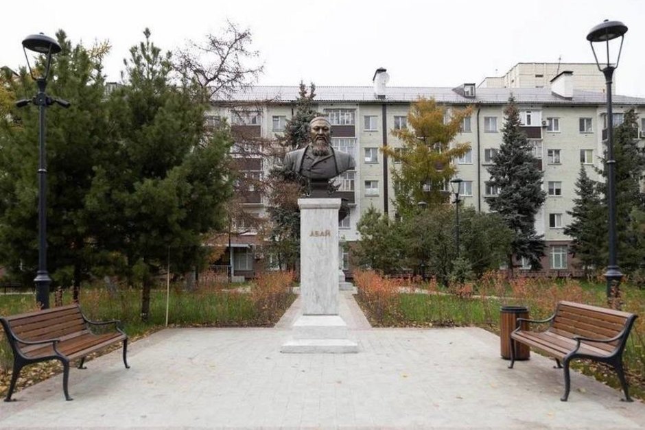В Казани открыли бюст казахского поэта Абая Кунанбаева в сквере на улице Назарбаева