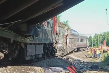 В Брянской области мост обрушился на пассажирский поезд: 7 погибших, более 30 пострадавших