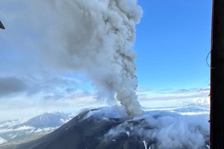 На Камчатке извергся вулкан Крашенинников впервые за 600 лет