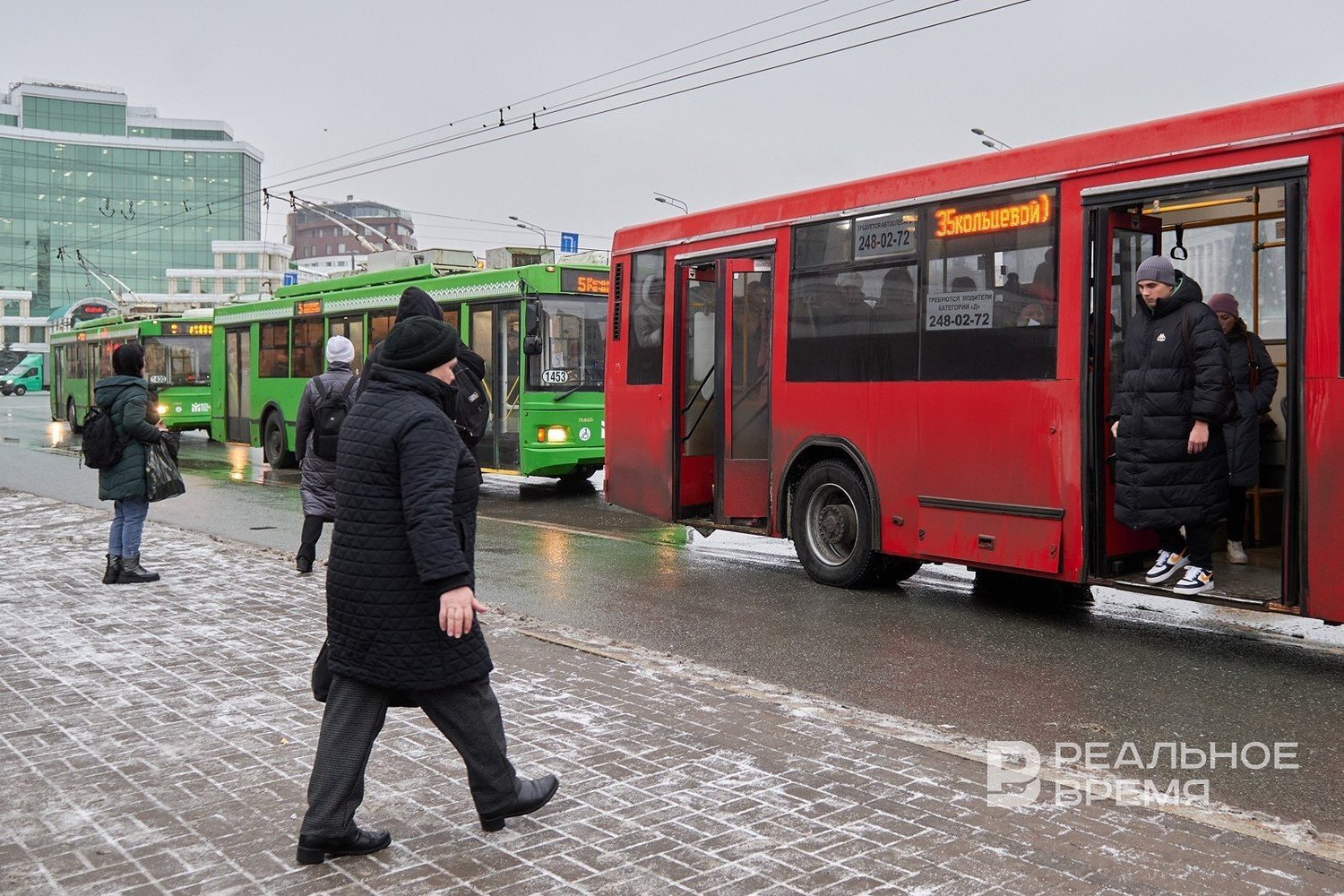 На Танковом кольце в Казани остановлены четыре троллейбуса