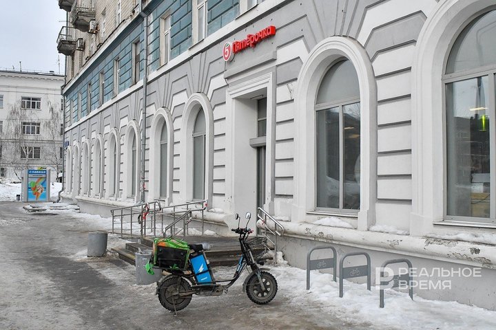 В России предложили создать отряды полиции для контроля курьеров на СИМ