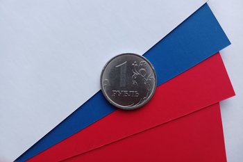 Рубль стал самой подорожавшей к доллару валютой в 2025 году