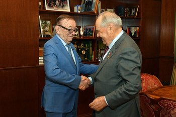 Госсоветник Татарстана Минтимер Шаймиев вручил награду Владимиру Шевченко