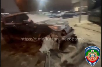 В Казани водитель сбил пешехода и врезался в столб электроосвещения