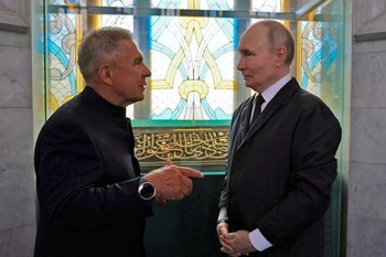 Минниханов от имени татарстанцев поздравил Путина с 74-летием