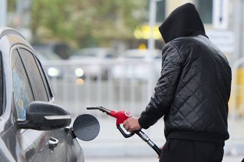 Российские нефтекомпании обяжут удерживать цены на топливо на уровне инфляции