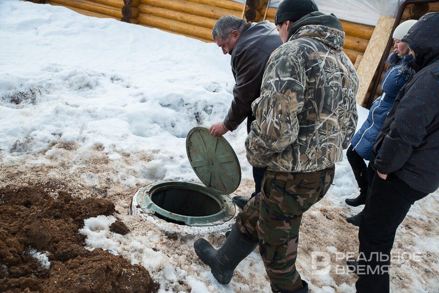 В Казани ребенок провалился в открытый колодец