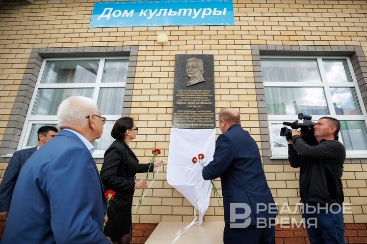 «Когда Рафаэль поет, сердце начинает биться по-татарски»: в Татарстане презентовали книгу о знаменитом певце