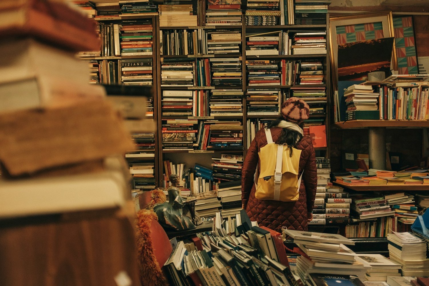 В Лондоне тысячи книг оказались на улице после очистки здания библиотеки