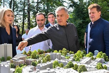 Минниханов посетил территорию казанского речпорта