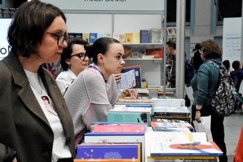 Каждый четвертый россиянин хотя бы раз преувеличивал свою начитанность перед партнером