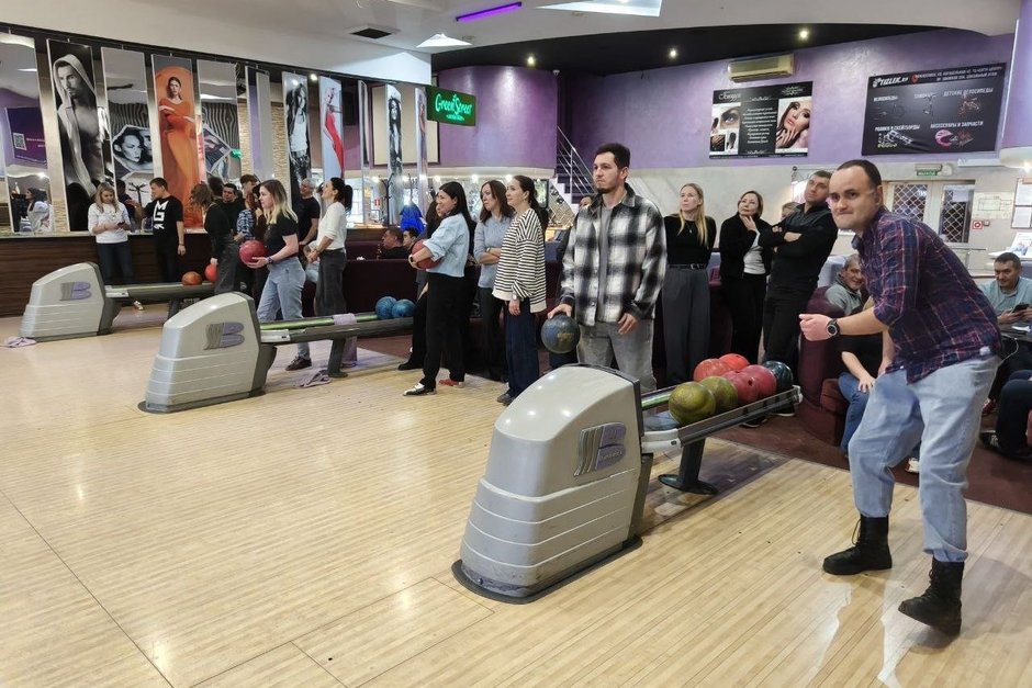 «Атмосфера супер!»: в «ТАИФ-НК» прошел ежегодный турнир по боулингу