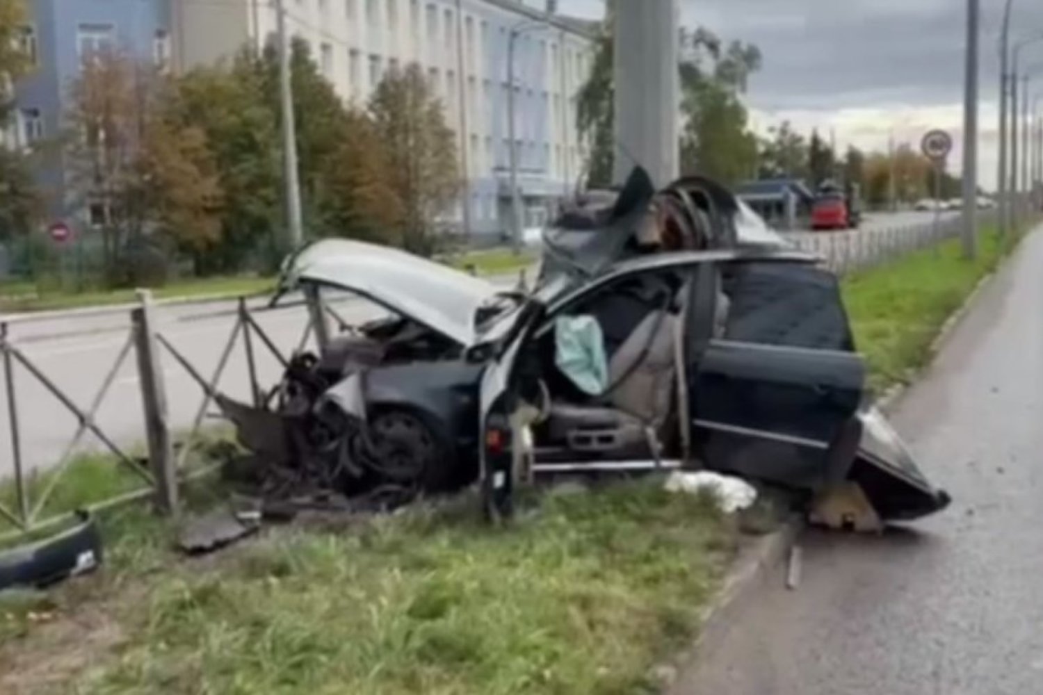 Молодой водитель «намотался на столб» в Авиастроительном районе Казани