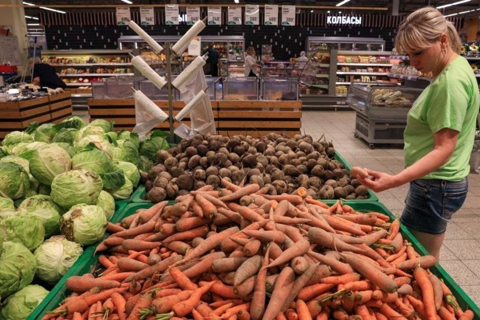 Цены на социально значимые продукты в крупных сетях упали почти на 2% в августе