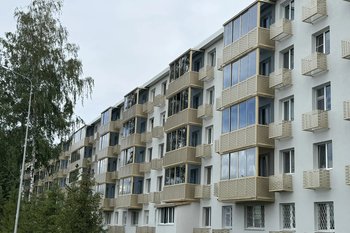 Как выглядят обновленные балконы напротив нового здания театра Камала — фото