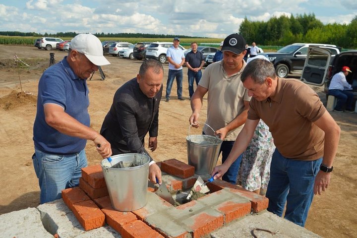 Министр сельского хозяйства Татарстана Зяббаров заложил камень нового молочного завода в Арском районе