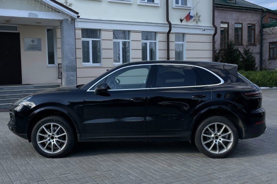 У снохи бывшего вице-премьера РТ изъяли и выставили на торги Porsche Cayenne