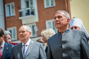 Минниханов и Шаймиев возложили цветы к памятнику Пушкину в Казани