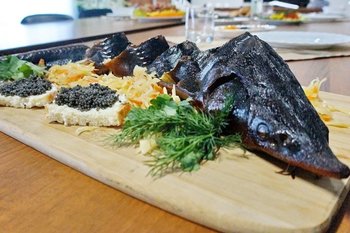 Бутерброд с черной икрой в России стоит почти в четыре раза дороже, чем с красной