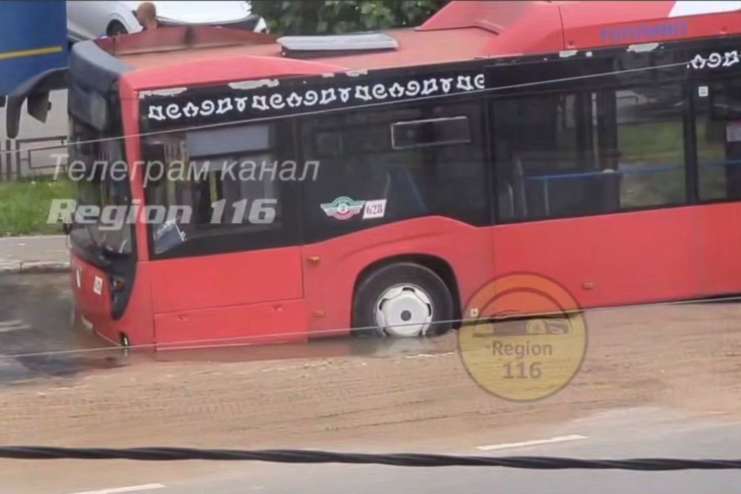 В центре Казани автобус провалился в дорожную яму