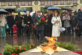 Фарид Мухаметшин принял участие в возложении цветов к Вечному огню в парке Победы