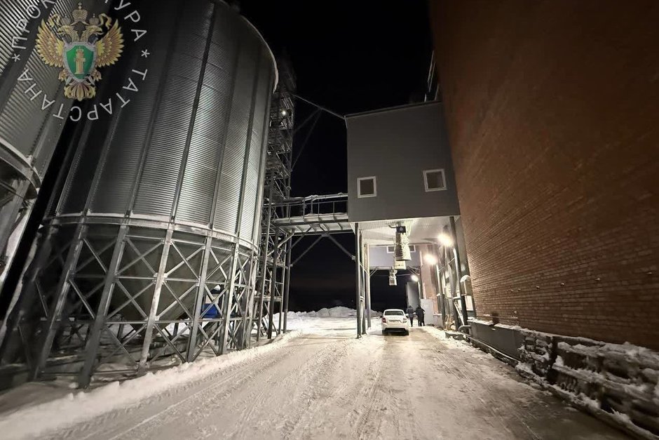 На предприятии АО «Таткрахмалпатока» работника зажало ворошителем зерна