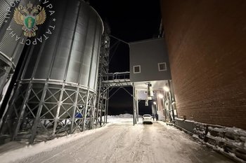На предприятии АО «Таткрахмалпатока» работника зажало ворошителем зерна