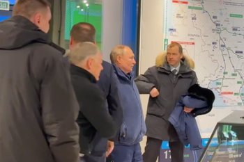 Владимир Путин приехал на трассу М-12 «Восток» за рулем КАМАЗа