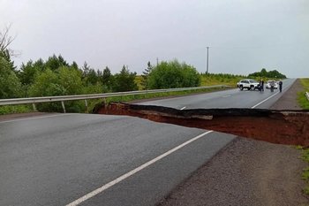 Под Сарманово разрушилась дорога из-за подмыва водопропускной трубы