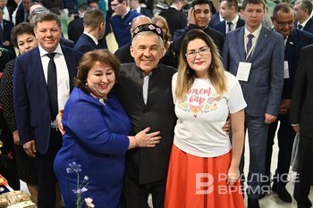 Рустам Минниханов поздравил жительниц Татарстана с 8 Марта