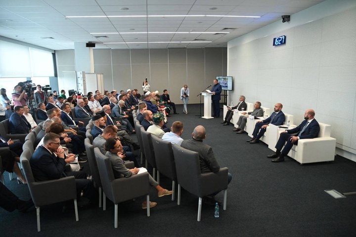 Рустам Минниханов в Самарской области провел встречу с представителями татарской автономии