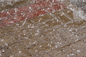 В Татарстане объявили штормовой ветер и град