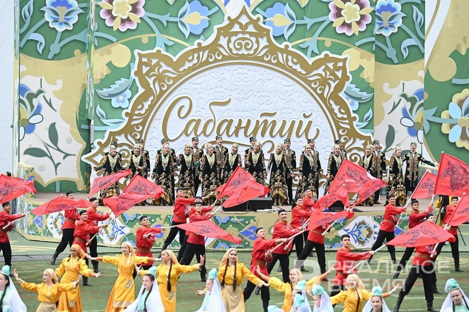 Шурале и Су Анасы на ходулях, чай по рецепту Каюма Насыри и сюрпризы погоды — чем запомнился Сабантуй в Казани