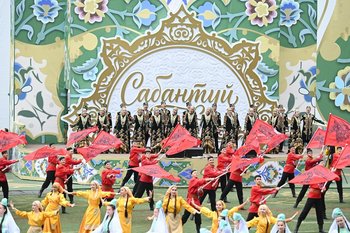 Шурале и Су Анасы на ходулях, чай по рецепту Каюма Насыри и сюрпризы погоды — чем запомнился Сабантуй в Казани