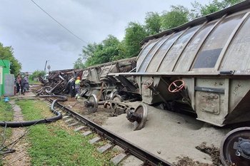 Шесть вагонов с цементом сошли с рельсов в Оренбургской области