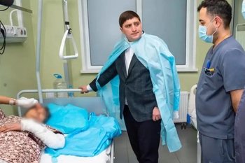 Беляев навестил в больнице технического сотрудника лицея №37 Алсу Шайхулловну