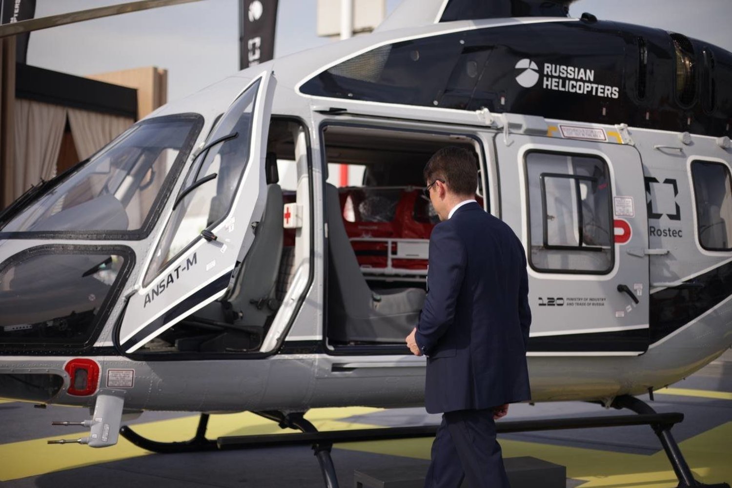 Генконсул России в Дубаев осмотрел импортозамещенный Ансат