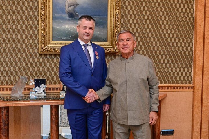 Минниханов наградил главу «Росинкаса» медалью «100 лет образования ТАССР»