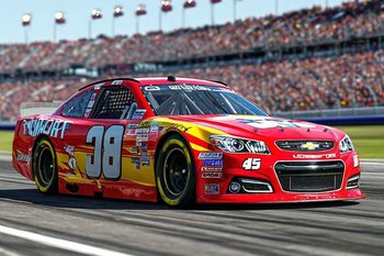 Автомобиль пилота NASCAR проехал на боку по стене трека на скорости 320 км/ч