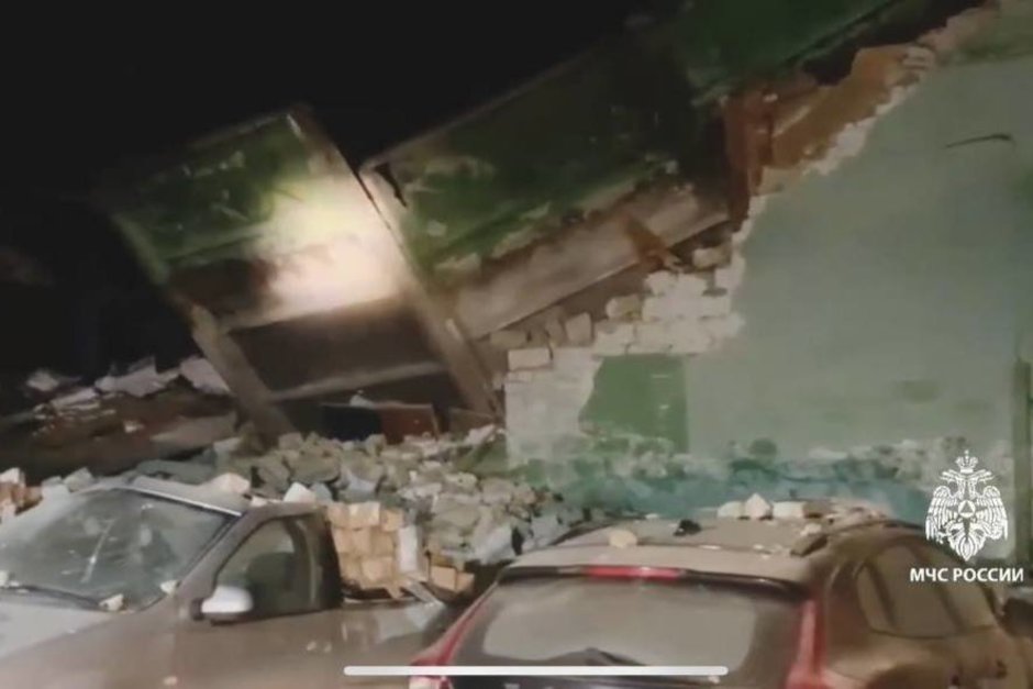 В Зеленодольске обрушилась крыша кирпичного гаража, повреждены 6 машин