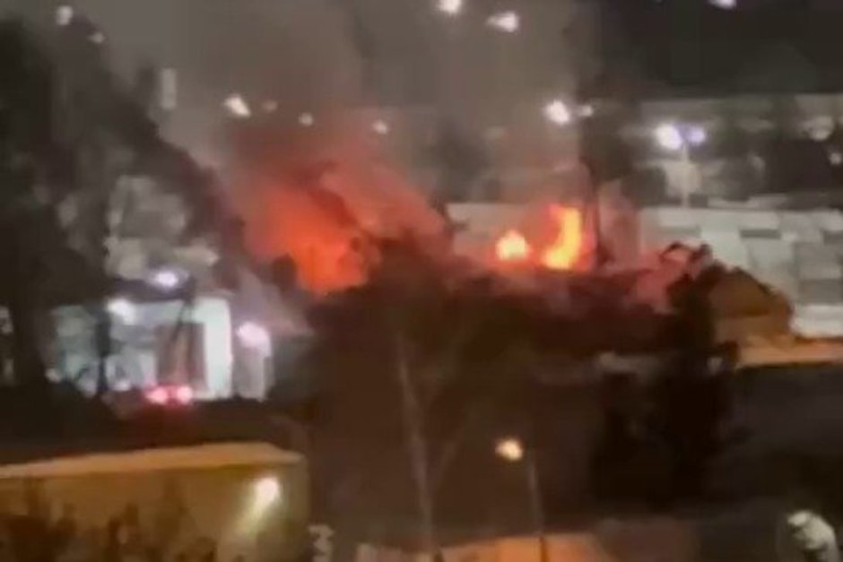 В Осиново загорелась кровля заброшенного здания — пожар локализирован